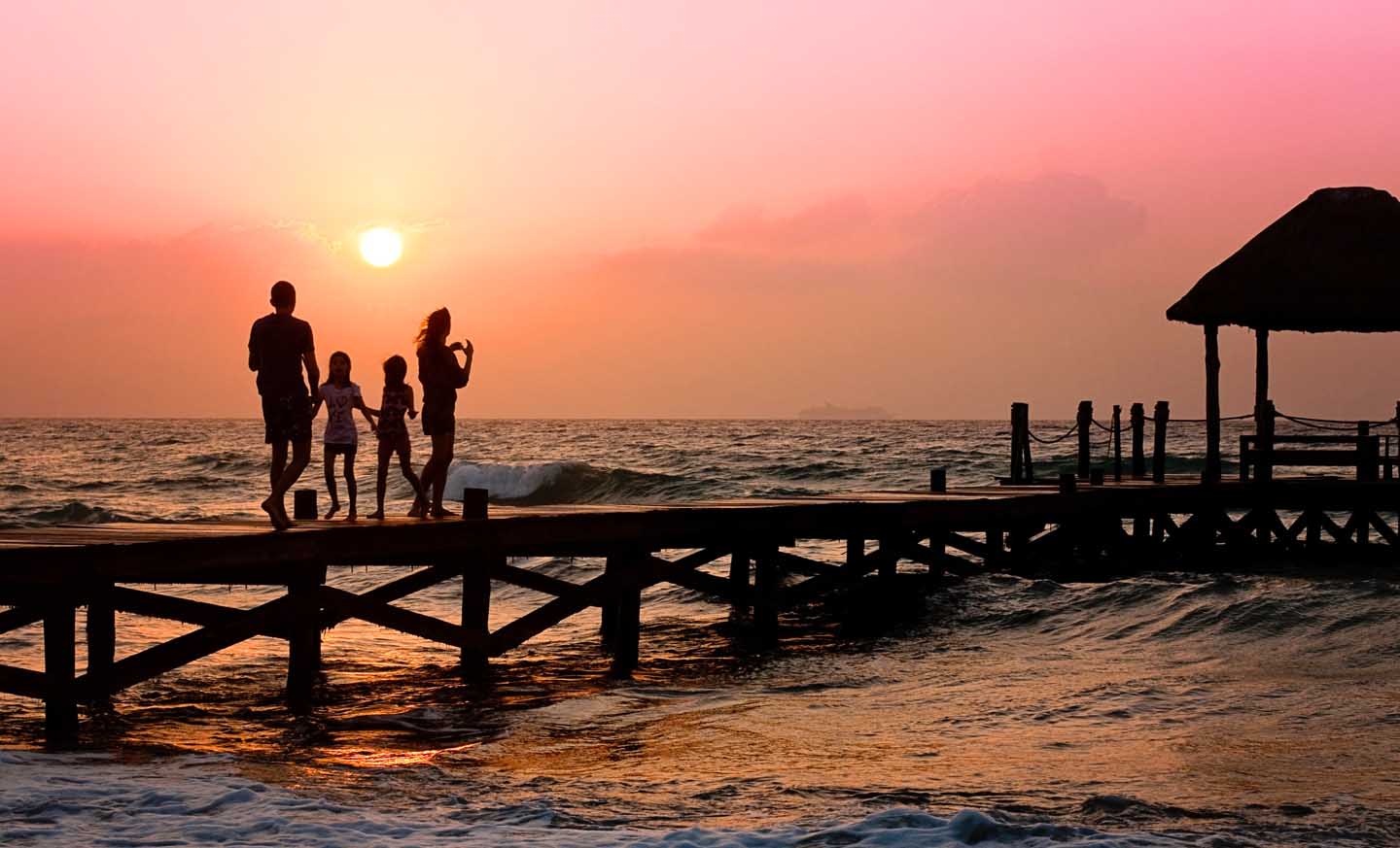 Uma família relaxando na praia