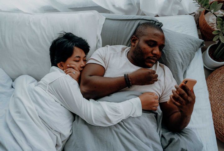 Homen usando celular na cama - Photo by Ketut Subiyanto from Pexels
