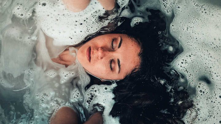 Um banho relaxante pode ajudar a relaxar após um dia agitado. Photo by Craig Adderley from Pexels